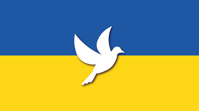 Gołąbek pokoju na tle flagi Ukrainy