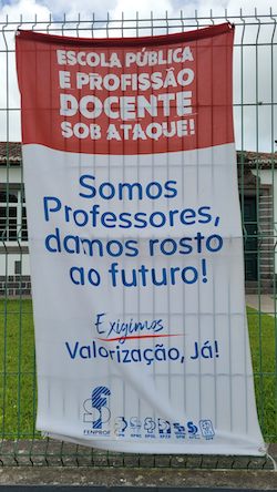 Zdjęcie transparentu protestujących nauczycieli, Azory