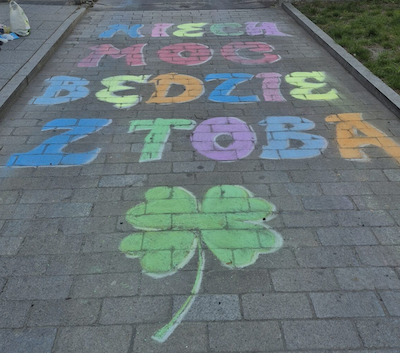 Napis kredą na jezdni "Niech moc będzie z tobą"