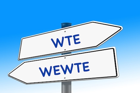 Rysunek drogowskazu, w prawo napis WTE, w lewo WEWTE 