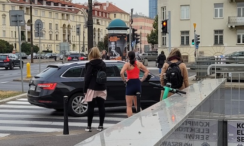 Zdjęcie przedstawiające grupę przechodniów na ulicy